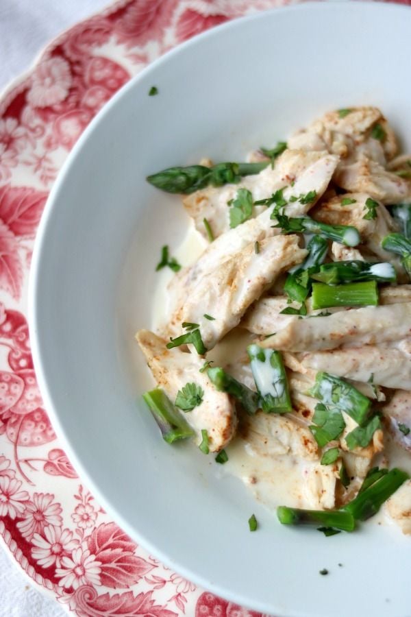 Easy chicken Alfredo ricetta con asparagi ha solo 4,6 carboidrati netti per porzione. COSÌ buono! Da Lowcarb-ology.com